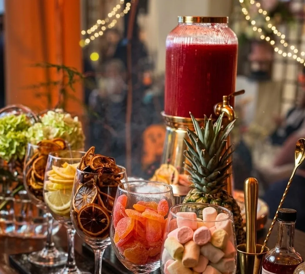 Bar événementiel avec fontaine à jus, fruits frais et confiseries lors d'un cocktail corporate organisé par Wevent au Maroc