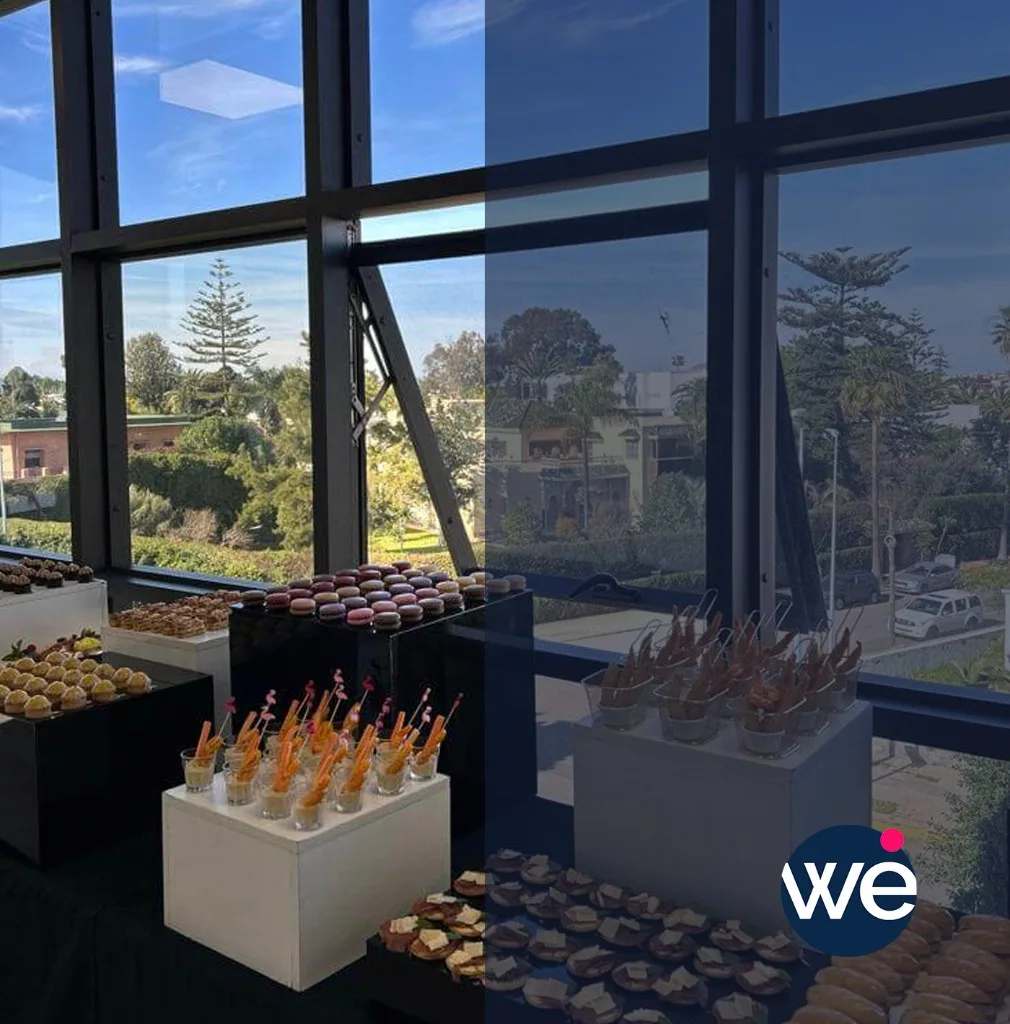 Buffet cocktail gastronomique avec macarons, verrines et bouchées lors d'un événement corporate au Maroc
