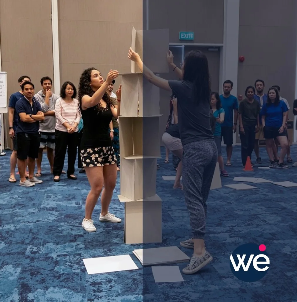 Activité de cohésion d'équipe en salle : participants construisant une structure ensemble lors d'un team building au Maroc