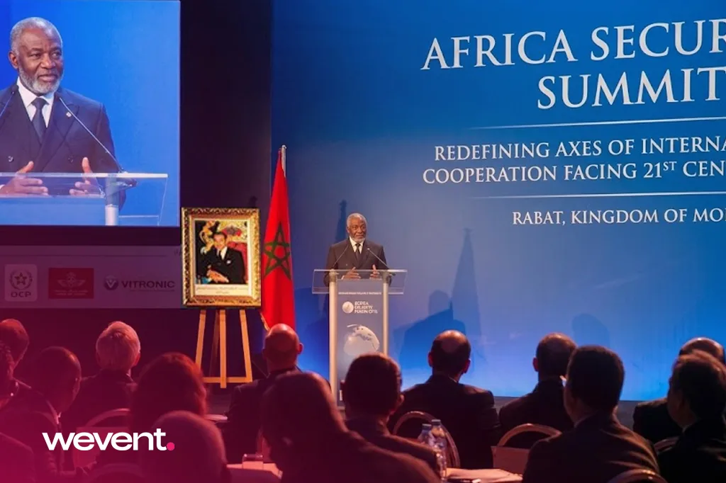 Conférence Africa Security Summit au Maroc : intervenant à la tribune devant un écran LED géant et une audience de décideurs internationaux