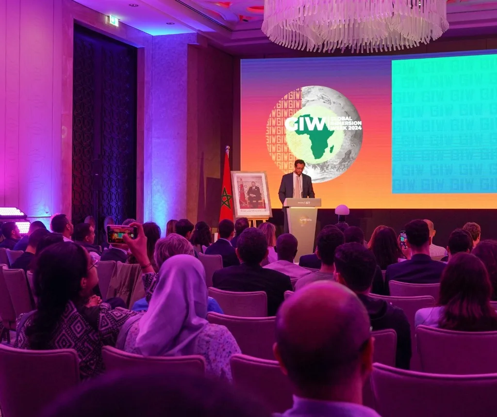 Conférence Global Immersion Week au Maroc avec écran LED et éclairage scénique