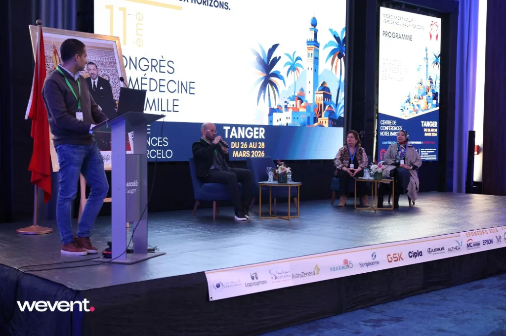 Écran LED et cabine de traduction lors d'un congrès