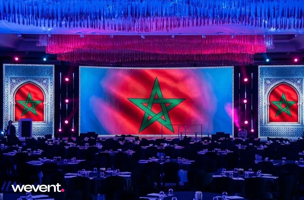 Écran LED géant avec drapeau du Maroc lors d'un gala officiel - scénographie immersive