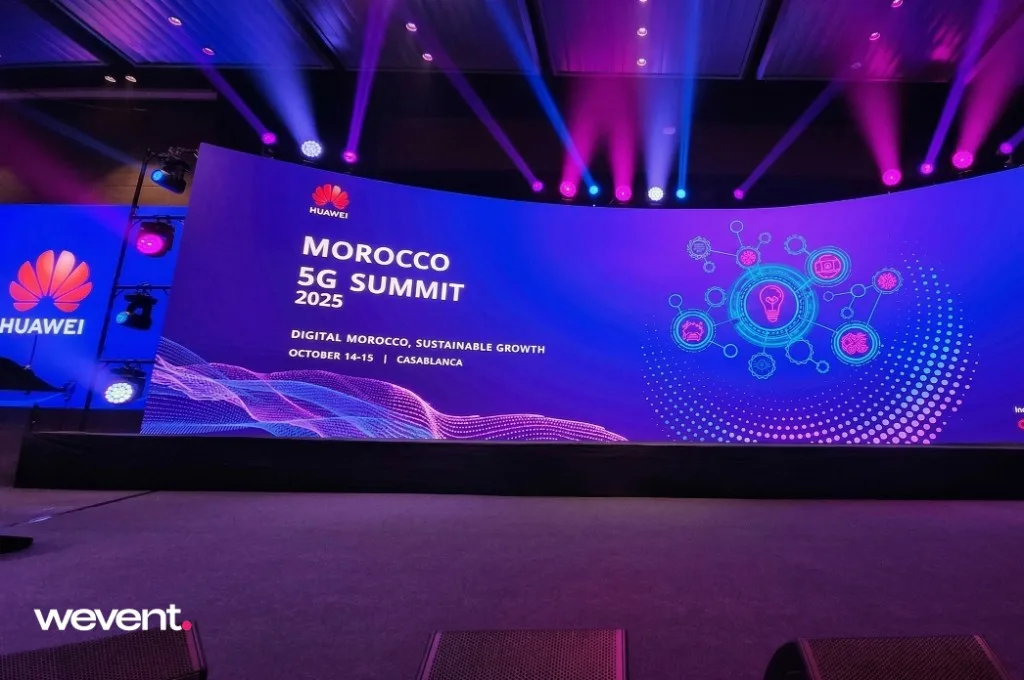 Installation écran LED Huawei au Maroc - conférence internationale avec éclairage scénique