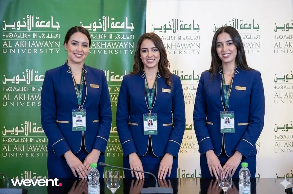 Hôtesses d'accueil Wevent en uniforme lors d'une conférence à l'Université Al Akhawayn au Maroc