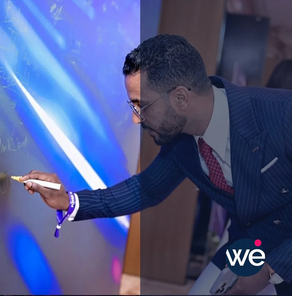 Invité VIP signant le mur de signatures lors d'un gala d'entreprise organisé par Wevent au Maroc