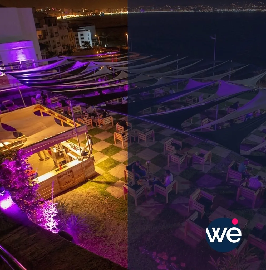 Lieu de soirée en rooftop avec éclairage violet et vue sur mer à Tanger