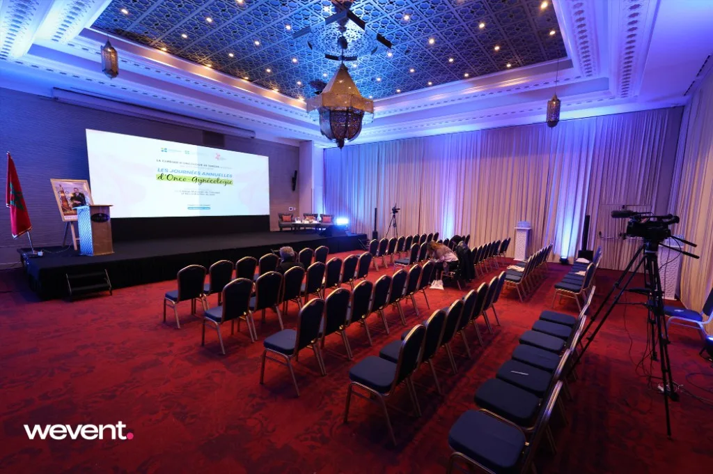 Salle de conférence au Maroc avec écran de projection et éclairage bleu