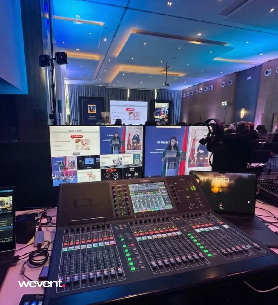 Régie audiovisuelle et console de mixage pour événement professionnel