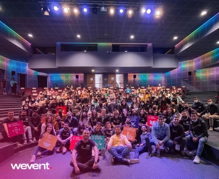 Groupe de participants dans un auditorium de conférence à Tanger avec éclairage coloré