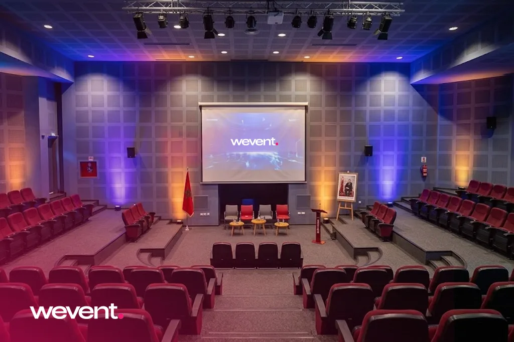 Salle de conférence Technopark Tanger avec éclairage LED violet et écran géant