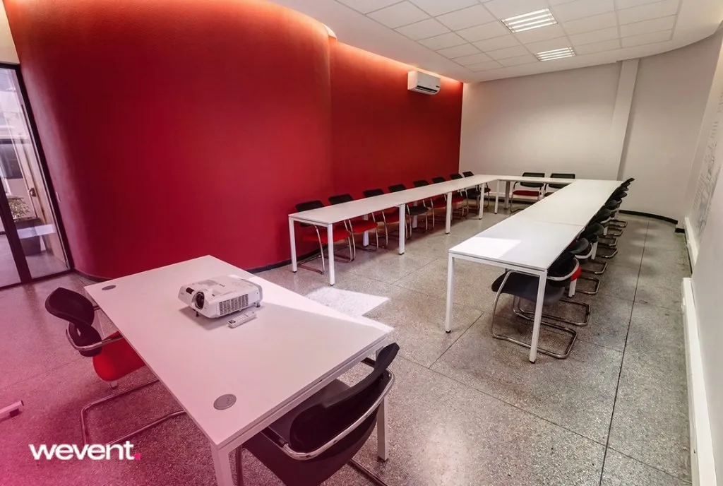 Salle de formation à Tanger avec tables en U, vidéoprojecteur et capacité 20 personnes