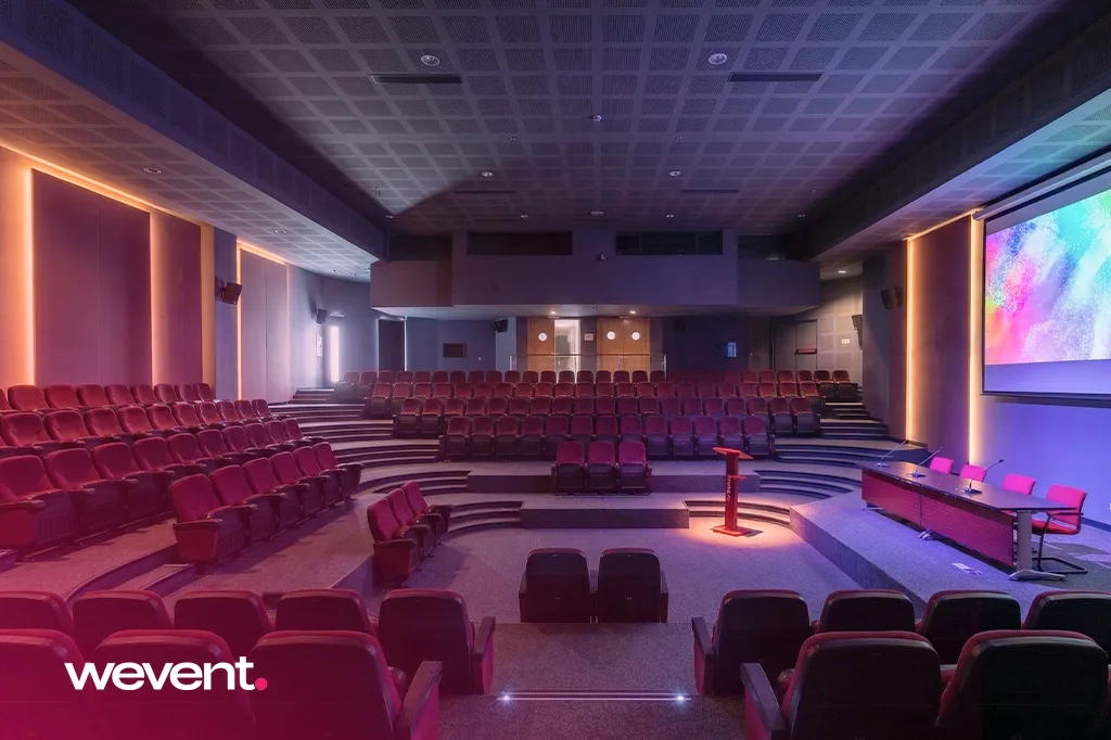 Salle de conférence Technopark Tanger avec écran de projection et éclairage ambiant violet