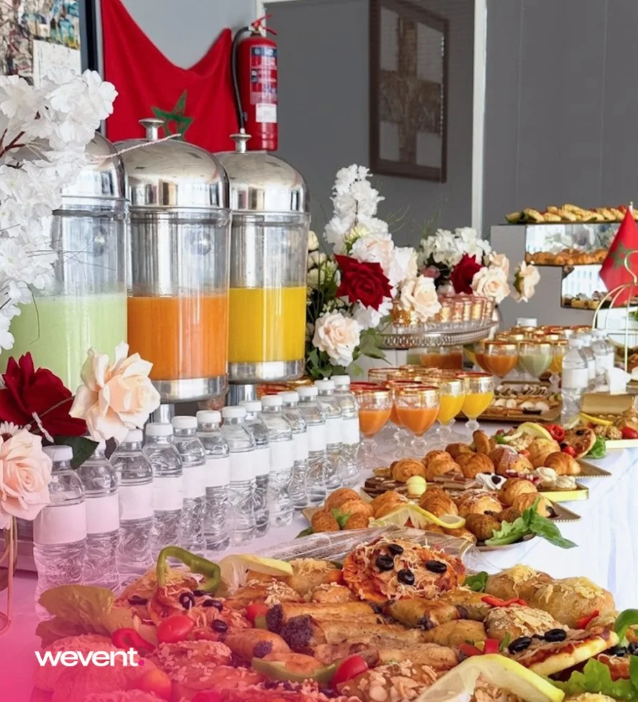 Buffet traiteur avec jus frais et pâtisseries pour événement au Maroc