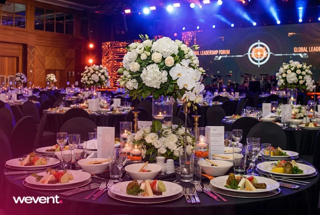 Dîner de gala avec tables fleuries et éclairage scénique au Maroc