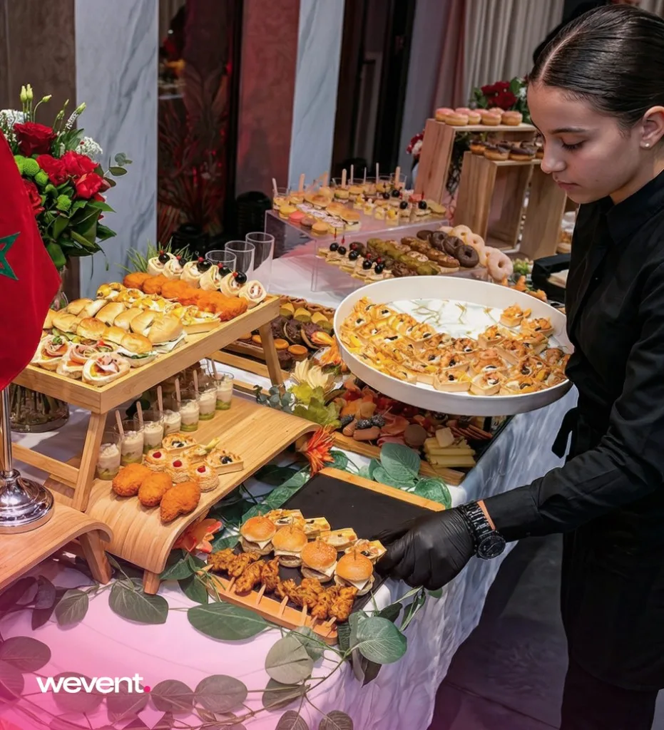 Service traiteur avec bouchées et mini-burgers pour gala
