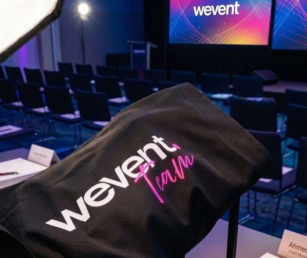 Wevent Team - préparation salle de conférence avec écran LED